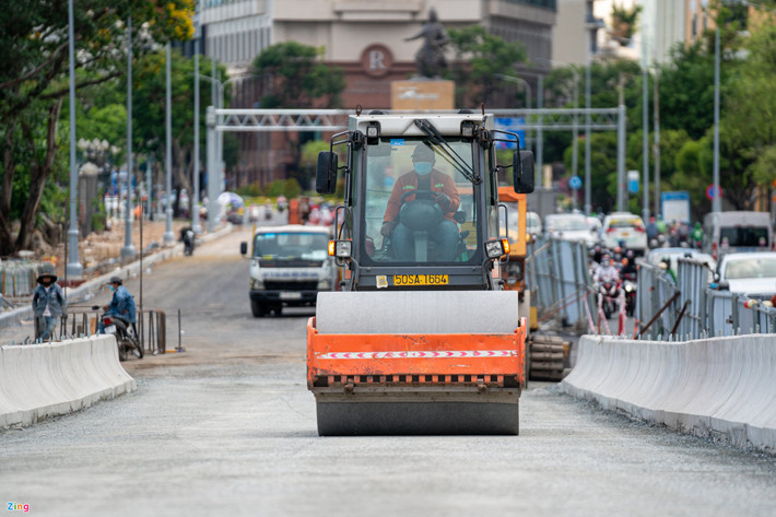 Lối đi cầu Thủ Thiêm 2 hướng từ quận 1 đang được rải thảm nhựa, thi công hoàn thiện mặt đường.