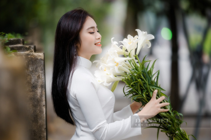 Những người yêu hoa cũng không bỏ lỡ cơ hội lưu lại khoảnh khắc nên thơ của Thủ đô trong mùa loa kèn. Ảnh: Anh Nguyễn.