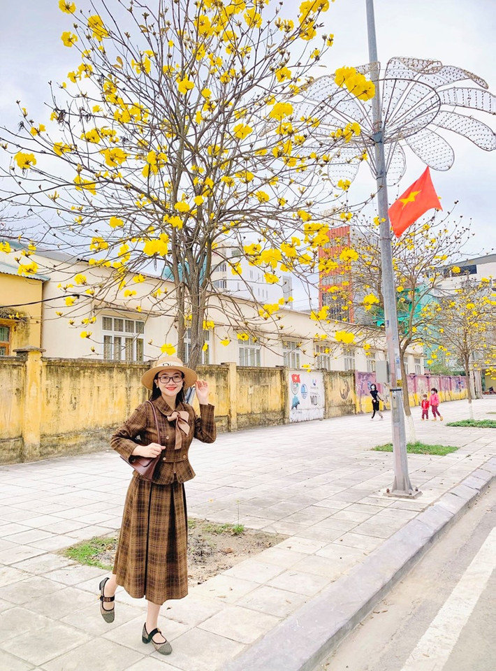 Các bạn trẻ thích thú tạo dáng chụp ảnh với phong linh.
