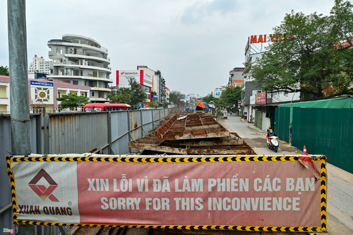 Tại điểm đầu của dự án, ở nút giao khách sạn Thắng Lợi đến phố Tứ Liên chỉ dài gần 300 m nhưng đã ngừng thi công từ hơn một năm nay.