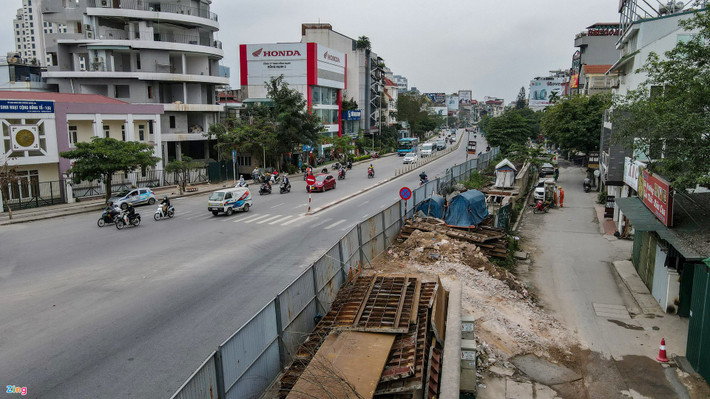 Dự án mở rộng đường đê Nghi Tàm - Âu Cơ được chia thành 4 đoạn, mỗi đoạn được giao cho các đơn vị thi công khác nhau. Đoạn 1 từ khách sạn Thắng Lợi đến lối vào đường Xuân Diệu. Đoạn 2 từ lối vào đường Xuân Diệu đến ngõ 123 Âu Cơ. Đoạn 3 từ ngõ 123 Âu Cơ đến nút giao Lạc Long Quân và đoạn 4 từ nút giao Lạc Long Quân đến nút giao cầu Nhật Tân.