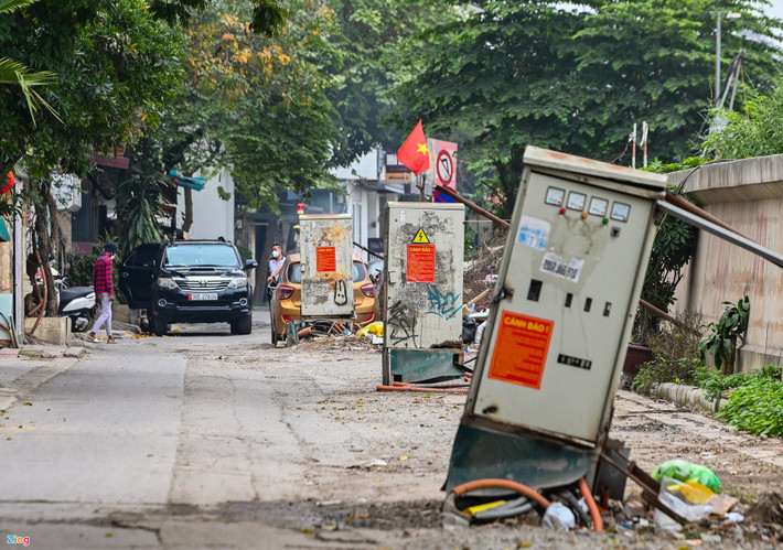 Một số bốt điện xiêu vẹo nằm ngổn ngang ngay giữa đường giao thông, chỉ được chằng chống tạm thời bằng các thanh sắt rỉ sét, hệ thống đường dây chưa được chôn ngầm. Tất cả bốt điện vẫn đang hoạt động.