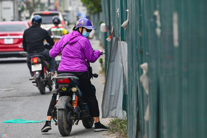Những tấm tôn rào chắn công trình hiện nay đã xuống cấp, méo mó, lộ rõ những cạnh sắc bén, gây nguy hiểm cho người đi đường.