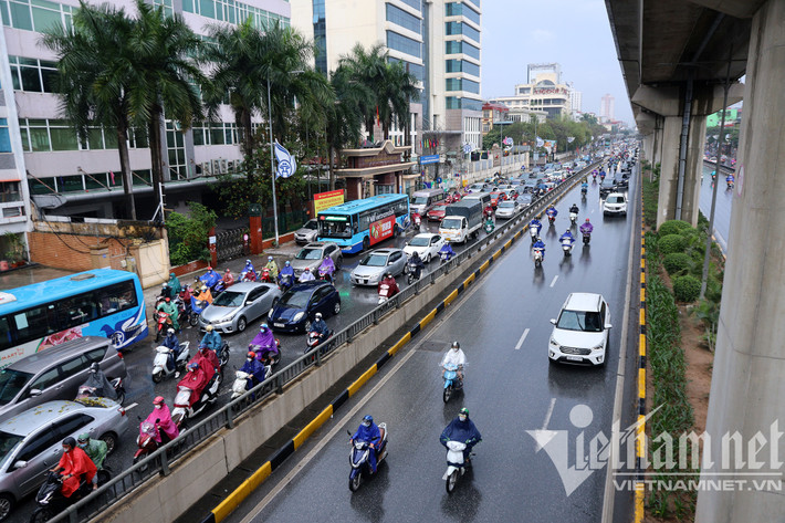 Hầm chui Thanh Xuân hướng ngã tư Sở thưa vắng lúc 7h sáng 7/3