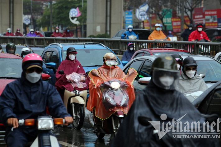 Trời mưa khiến việc di chuyển của các phương tiện gặp khó