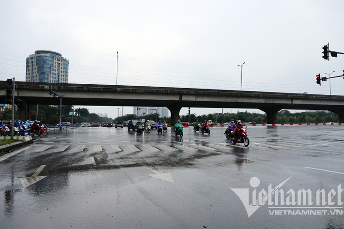 Ngã tư Trần Duy Hưng - Phạm Hùng thưa vắng các phương tiện tham gia giao thông