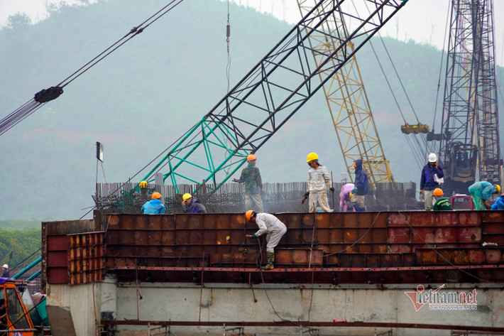 Khung thép của cầu Đài Xuyên đang được dựng thành hình