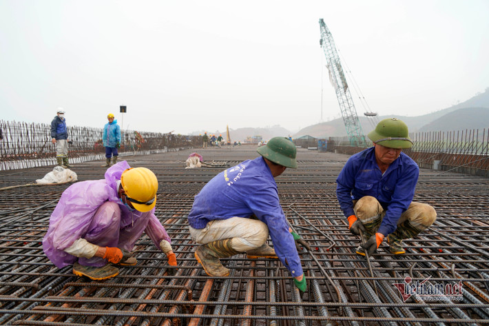 Đơn vị thi công triển khai thép dày đặc trên mặt đường các cầu nằm trong dự án