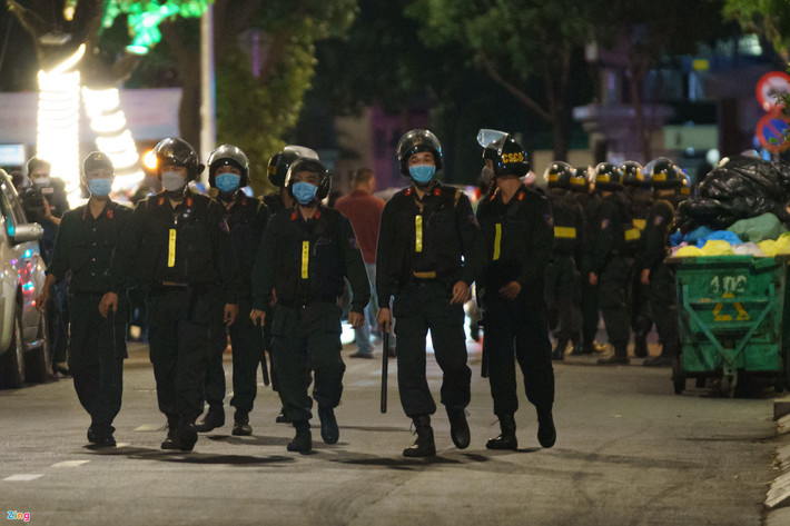 19h55, lực lượng CSCĐ có mặt tại hiện trường, chặn một phần đường Nguyễn Thông.