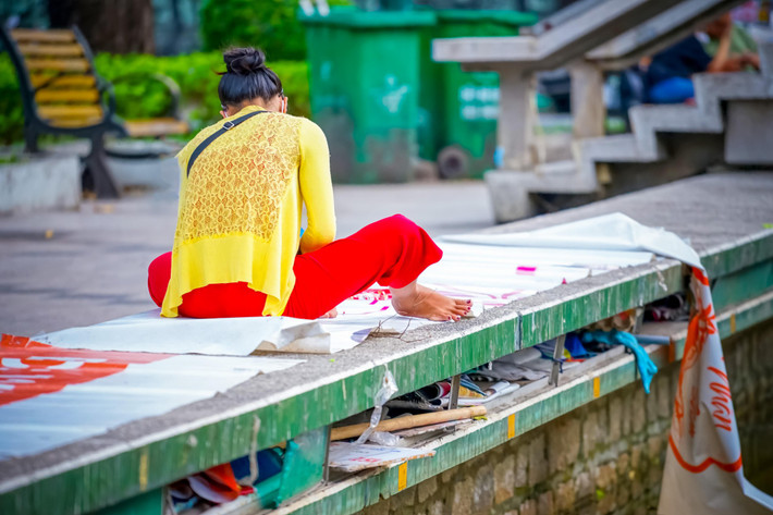 Cụ thể tại các nhánh lối đi theo quan sát của phóng viên chất lượng đường dạo xung quanh hồ Con Rùa đã xuống cấp, một số vị trí bị bong tróc bê tông đặc biệt là ở khu vực bậc thang đi lên phía trên tháp.