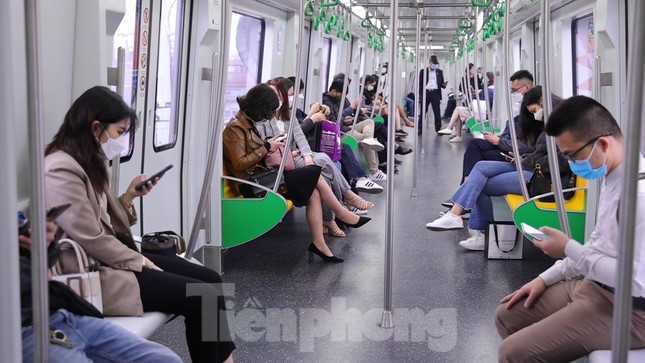Hình ảnh hành khách đi tàu không còn thấy tình trạng người phải đứng như thời gian trước kia. >>> Mời quý vị độc giả xem thêm video : Hà Nội: Cận Tết dương, nhà xe vẫn vắng vẻ, xe xuất bến chỉ với 4-5 khách