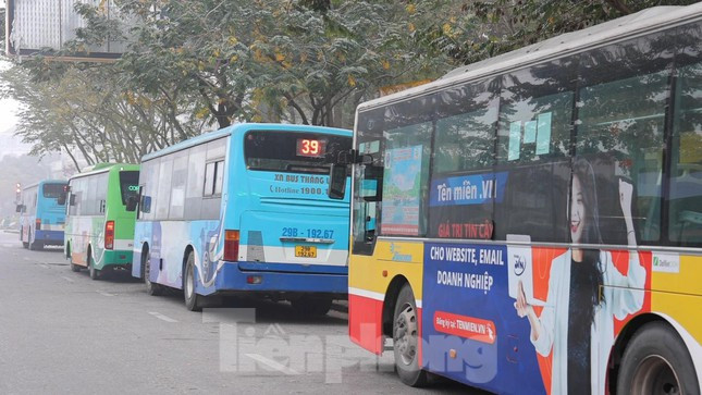 Theo ghi nhận của phóng viên, dù là giờ cao điểm buổi sáng nhưng tại Bến xe buýt trước cổng công viên Nghĩa Đô (phường Dịch Vọng, quận Cầu Giấy) khá vắng vẻ.