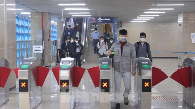 Tàu điện Cát Linh - Hà Đông vẫn có phần đông khách.
