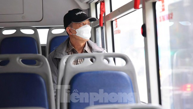 Việc kiếm một chỗ ngồi thông thoáng trên xe buýt vô cùng dễ dàng trong những ngày qua.