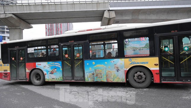 Theo đại diện Tổng công ty Vận tải Hà Nội (Transerco), trong tháng 1 và tháng 2, mặc dù dịch bệnh diễn biến phức tạp nhưng việc chạy lại 100% công suất xe giúp lượng hành khách đi xe buýt, và tần suất lượt chuyến xe buýt trong tháng tăng lên so với trước đó.