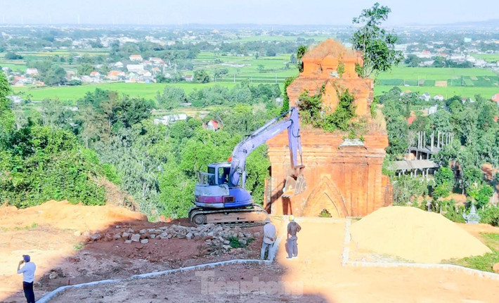 Trước đó, đơn vị thi công đã đưa phương tiện cơ giới lên thi công san gạt phía trước và khuôn viên Tháp Chính. Theo ông Trần Viết Bảo - Giám đốc Sở Xây dựng Bình Định, trong hồ sơ thiết kế thi công dự toán chỉ được phép thi công bằng biện pháp thủ công cho nên sau khi kiểm tra, thanh tra của Sở đã lập biên bản yêu cầu dừng việc đó. Ảnh: A. Hiếu