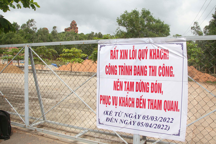 Tạm dừng đón, phục vụ khách đến tham quan Tháp Bánh Ít do công trình đang thi công. Ảnh: Trương Định