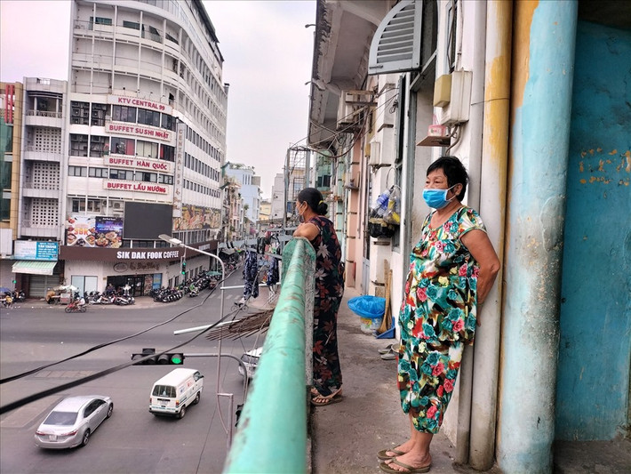 Theo báo cáo của Sở Xây dựng, chung cư có 21 căn hộ, trong đó có 19 căn hộ thuộc sở hữu tư nhân và 2 căn hộ do Công ty TNHH MTV Dịch vụ công ích quận 5 quản lý. Theo kết luận kiểm định chất lượng công trình, chung cư số 440 đường Trần Hưng Đạo có mức độ nguy hiểm là nhà cấp D. Sau khi phá dỡ có diện đất phù hợp quy hoạch là 170 m2, nên không đủ để xây dựng lại chung cư mới.