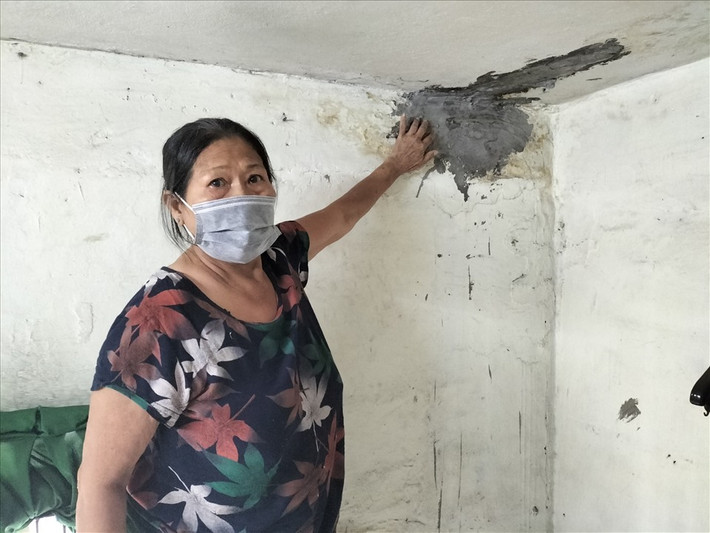 Bà Bùi Thị Lời, sống tại căn hộ 15/440 cho biết, bà đã tự dùng xi măng trám những vết nứt lớn trên tường để hạn chế ẩm ướt gây hại đến sức khỏe. "Chung cư nằm trong diện giải tỏa, các hộ dân đã được chính quyền nhiều lần mời lên làm việc, tuy nhiên còn vướng mắc trong việc đền bù nên chưa di dời thành công", bà Lời nói.