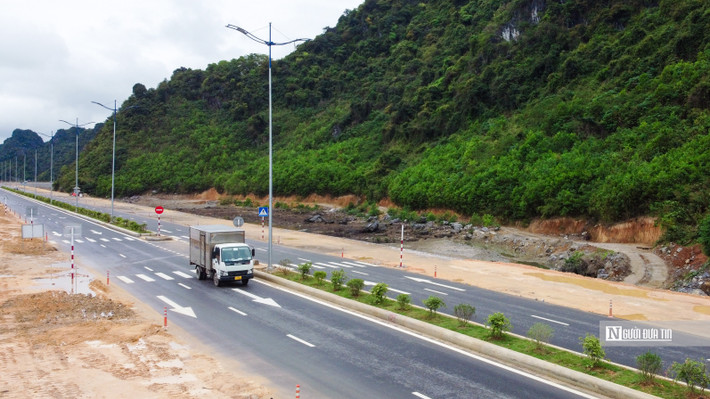 Ông Đinh Văn Doãn - Phó giám đốc BQL các công trình giao thông tỉnh Quảng Ninh cho biết, đến nay giai đoạn 1 cơ bản đã hoàn thành và đã đưa vào hoạt động. Giải đoạn 2 gồm vỉa hè, cây xăng, hệ thống chiếu sáng sẽ được bàn giao cho hai thành phố Hạ Long và Quảng Ninh để tiếp tục thi công.