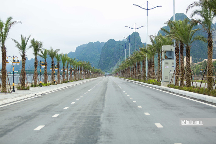 Hiện tại, đoạn đường bao biển thuộc địa phận Tp.Cẩm Phả đã hoàn thiện hệ thống vịa hè, cây xanh và đèn chiều sáng.