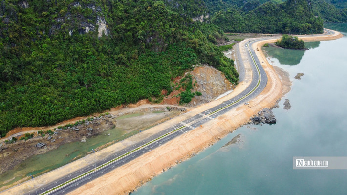 Tuyến được được thiết kế với vận tốc tối đa 60km/h uốn lượn mềm mại quanh chân những dãy núi đá vôi đặc trưng của Hạ Long, Cẩm Phả, khung cảnh vừa hùng vĩ vừa thơ mộng.