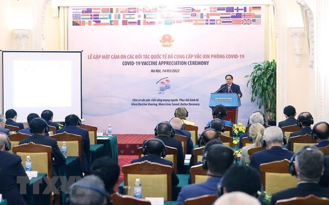 Thủ tướng Phạm Minh Chính cảm ơn các đối tác quốc tế đã hỗ trợ vắc xin phòng COVID-19 cho Việt Nam. (Ảnh: Dương Giang/TTXVN)