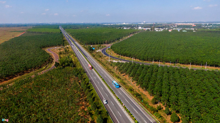 Xã Suối Trầu bị giải tỏa trắng để nhường đất cho dự án. Toàn xã có 1.385 ha nằm trong quy hoạch dự án sân bay, còn lại hơn 126 ha nằm ngoài quy hoạch. Khoảng 2.300 hộ với 6.700 nhân khẩu trên toàn bộ diện tích của xã nhập khẩu về xã Bình Sơn và Bàu Cạn. Đồng Nai đã xây dựng khu tái định cư (rộng 282 ha, bố trí hơn 5.000 lô đất) để đưa dân vào ổn định cuộc sống sau khi thực hiện di dời cư dân xã Suối Trầu.
