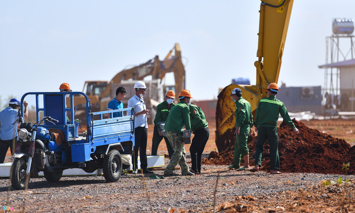 Hàng chục công nhân được các đơn vị huy động đến công trường. Không khí hoạt động khá sôi nổi so với thời điểm trước.