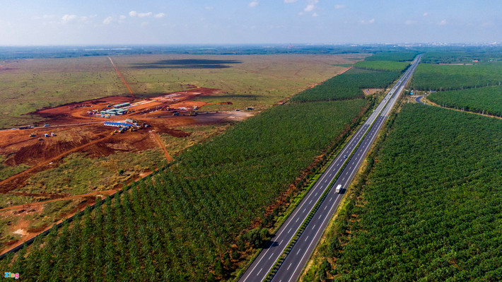 Dự án Sân bay Long Thành rộng 5.000 ha, nằm trên đường tỉnh 770 thuộc xã Suối Trầu, huyện Long Thành; cách cao tốc TP.HCM - Long Thành - Dầu Giây chỉ vài trăm mét; cách TP.HCM khoảng 40 km về hướng đông. Suối Trầu cũng là xã duy nhất trong 6 xã ở huyện Long Thành bị giải tỏa trắng, không còn tên trên bản đồ hành chính để thực hiện dự án.