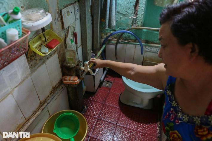 Về sau, gia đình tôi đã quyết định giành một khu vực nhỏ trong phòng để xây nhà vệ sinh riêng cho gia đình. Nhưng vì không đúng với kiến trúc ban đầu của tòa nhà nên thường xuyên xảy ra việc mất nước. Ngày nào tôi cũng phải xách xô sang nhà hàng xóm để xin nước".