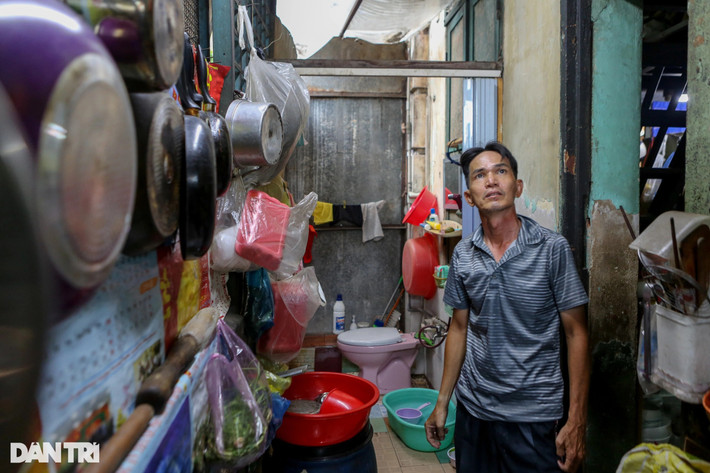 Anh Thành Hùng (50 tuổi, con trai bà Múi) cho hay: "Nhiều buổi họp giữa người dân và chính quyền đã diễn ra nhưng mọi thứ chỉ mới dừng lại ở việc địa phương động viên chúng tôi di dời sang một nơi an toàn hơn. Còn việc di dời ra sao, đền bù như thế nào vẫn chưa được các bên thống nhất. Nhìn mẹ già phải sống trong căn nhà nguy hiểm tôi lo lắm, tôi mong sớm nhận được một mức đền bù thỏa đáng để có thể sớm dọn đi".