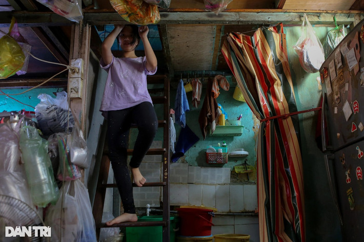 Bà Nguyễn Trân (56 tuổi, em gái bà Cúc) chia sẻ: "Diện tích nhỏ nên không hộ nào có nhà vệ sinh riêng. Mọi người phải dùng chung nhà vệ sinh công cộng được xây gần cầu thang rất bất tiện.