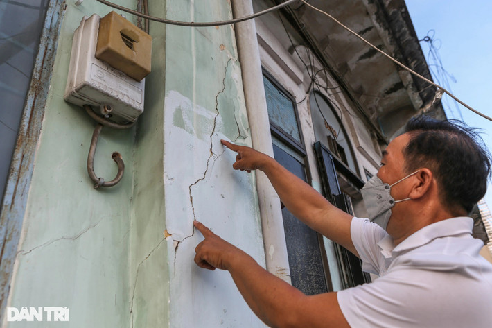 Ông Nguyễn Văn Hùng (50 tuổi, tổ trưởng khu chung cư) chỉ cho phóng viên xem những vị trí bị nứt vỡ, xuống cấp. Theo ông Hùng, sau khi bị đánh giá mức độ nguy hiểm loại D, UBND quận 5 cũng đã yêu cầu khẩn trương di dời các hộ dân sinh sống tại đây đến tạm cư ở chung cư An Phú (quận 6). Nhưng nhiều hộ gia đình tại đây lại không đồng tình với hướng giải quyết trên.