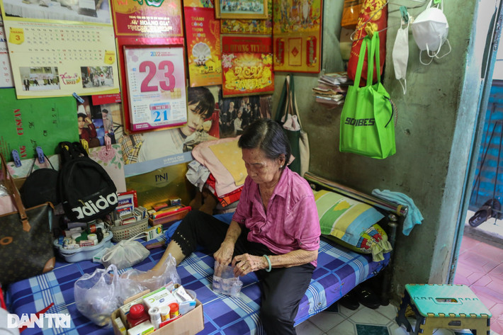 Bà Khổng Tô Múi (77 tuổi, chủ hộ nhà số 440/9 tại lầu một) chia sẻ: "Căn nhà được vợ chồng tôi mua từ năm 1977, là nơi sinh sống của 6 thành viên. Hiện căn nhà đã xuống cấp. Gia đình cũng muốn sửa chữa lại, nhưng không biết làm sao. Sợ đụng chỗ này, thì làm hư chỗ kia, rồi ảnh hưởng đến các hộ dân khác".