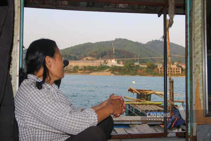 Người dân làng chài vẫn mong ước có một chỗ ở ổn định trên bờ, giúp con cái họ có không gian an toàn để phát triển.