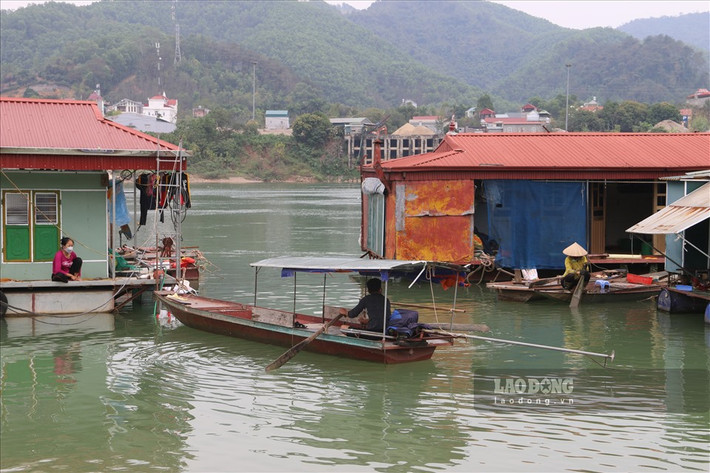 Theo những người dân ở đây, gia đình nào khá giả thì làm được nhà nổi bằng phao có thời hạn sử dụng từ 10 - 15 năm.