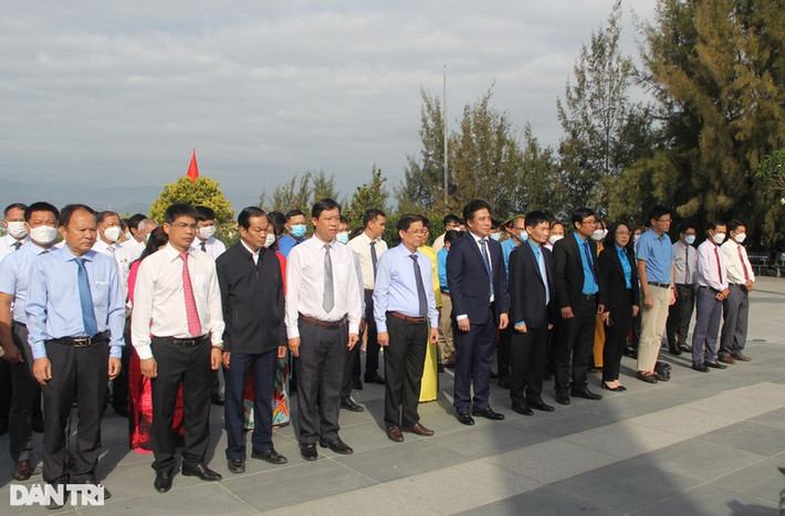 Lãnh đạo UBND tỉnh, Tỉnh ủy Khánh Hòa cùng người dân, thân nhân liệt sĩ đứng nghiêm trang viếng hương 64 liệt sĩ Gạc Ma.