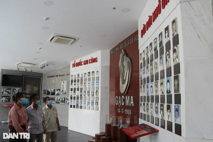 Đoàn cựu binh Trường Sa đến trưng bày ngầm để nhìn lại những hình ảnh, kỷ vật của 64 chiến sĩ Gạc Ma.