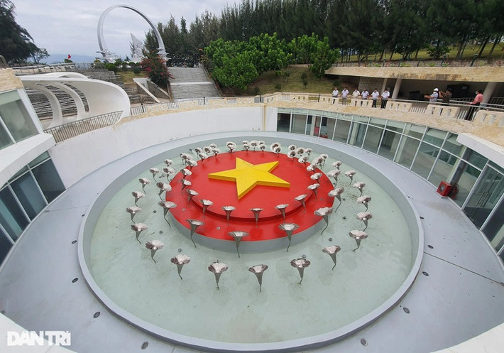 64 bông hoa muống biển quanh cờ Tổ quốc tượng trưng cho 64 chiến sĩ Gạc Ma.