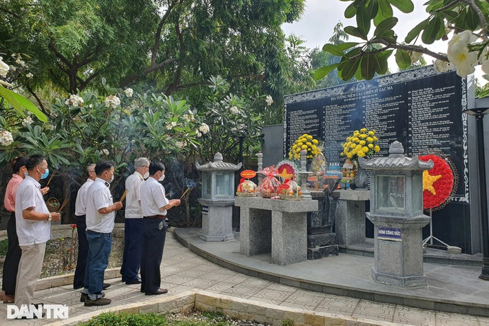 Đoàn cựu binh xúc động khi viếng hương trước ngôi "mộ gió" của 64 chiến sĩ Gạc Ma - nơi được xem là "chốn đi về" của các liệt sĩ.