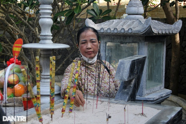 Bà Nguyễn Thị Hường (58 tuổi) thắp nhang cho em là liệt sĩ Nguyễn Tất Nam trước khi lên đường vượt 1.000 km về lại quê nhà ở Nghệ An.