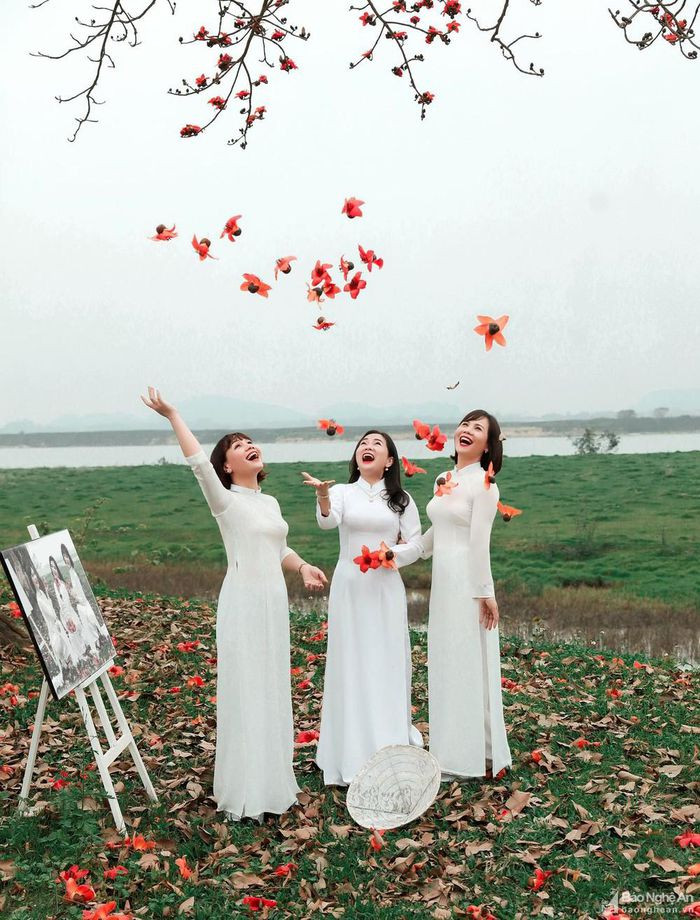 Mùa hoa gạo nở cũng là thời điểm các phó nháy, những người yêu hoa, những thiếu nữ với áo dài truyền thống... tìm đến những cây gạo để chụp ảnh. Ảnh: Thạch Giang