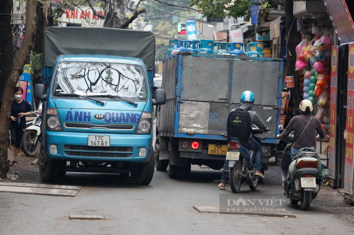 Tuyến phố này cũng thường xuyên ùn tắc bởi các phương tiện giao thông phải di chuyện chậm để né tránh hố ga, nắp cống.