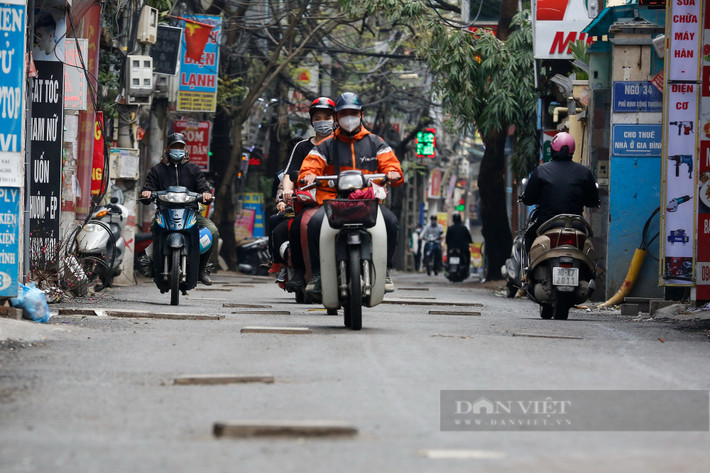 Mặt đường tuyến Định Công Hạ, Định Công Thượng xuất hiện chằng chịt điểm lồi, lõm là do dự án vẫn đang trong giai đoạn triển khai thực hiện. Hiện tại, các đơn vị thi công cũng bắt đầu tổ chức thảm mịn toàn tuyến, từ đó sẽ xử lý tình trạng lồi, lõm.