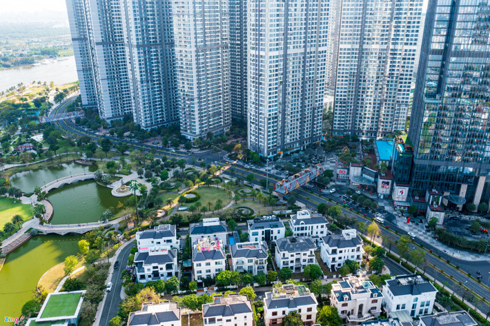 Khu vực này đang hiện hữu đoạn đường dài gần 1 km chạy dọc theo bờ sông, xuyên qua cư dân khu đô thị Vinhomes Central Park.