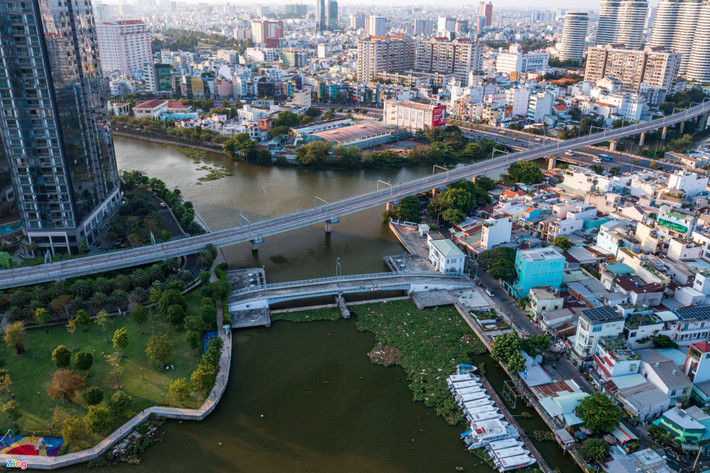 Tuy nhiên, sau nhiều năm điều chỉnh quy hoạch, dự án đường ven sông Sài Gòn đoạn chạy qua trung tâm thành phố vẫn chưa thể triển khai. Trong ảnh là tuyến đường ven sông sẽ chạy qua khu vực hạ nguồn kênh Nhiêu Lộc - Thị Nghè (quận 1 và Bình Thạnh) nhưng mới chỉ có các dự án thương mại và công trình metro đang được xây dựng.