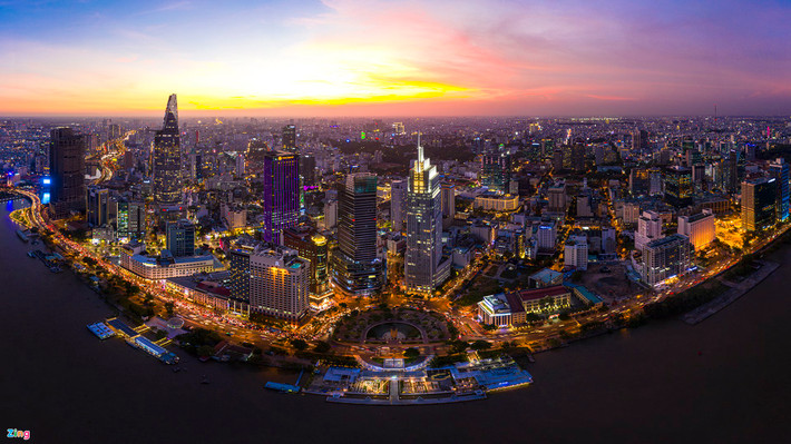 Cũng theo quy hoạch khu trung tâm 930 ha, đường Tôn Đức Thắng và Công viên bến Bạch Đằng nằm trong dải quy hoạch bờ tây sông Sài Gòn. Toàn bộ mặt đường Tôn Đức Thắng đoạn từ Hàm Nghi đến Công trường Mê Linh sẽ dành cho không gian đi bộ và xe điện, đường giao thông được ngầm hóa.