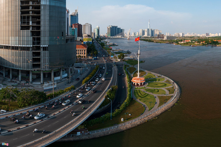Sau 6 năm điều chỉnh quy hoạch, giai đoạn một của dự án cải tạo Công viên Bạch Đằng từ cột cờ Thủ Ngữ đến cầu tàu số 2 rộng hơn 8.700 m2, kinh phí 35 tỷ đồng đã thực hiện xong. Toàn bộ công viên được lát lại đá, trồng thảm cỏ tạo lối đi, lắp lan can ở các cầu tàu và bờ sông.