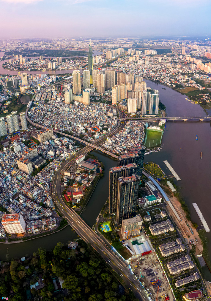 Theo lãnh đạo TP.HCM, việc đầu tư tuyến đường ven sông Sài Gòn sẽ giảm áp lực giao thông cho đường Nguyễn Hữu Cảnh hiện hữu. Theo thống kê của Sở GTVT TP.HCM, con đường 3 km này có 6 khu phức hợp bao gồm bệnh viện, trường học, trung tâm thương mại và hơn 17.000 căn hộ chung cư.